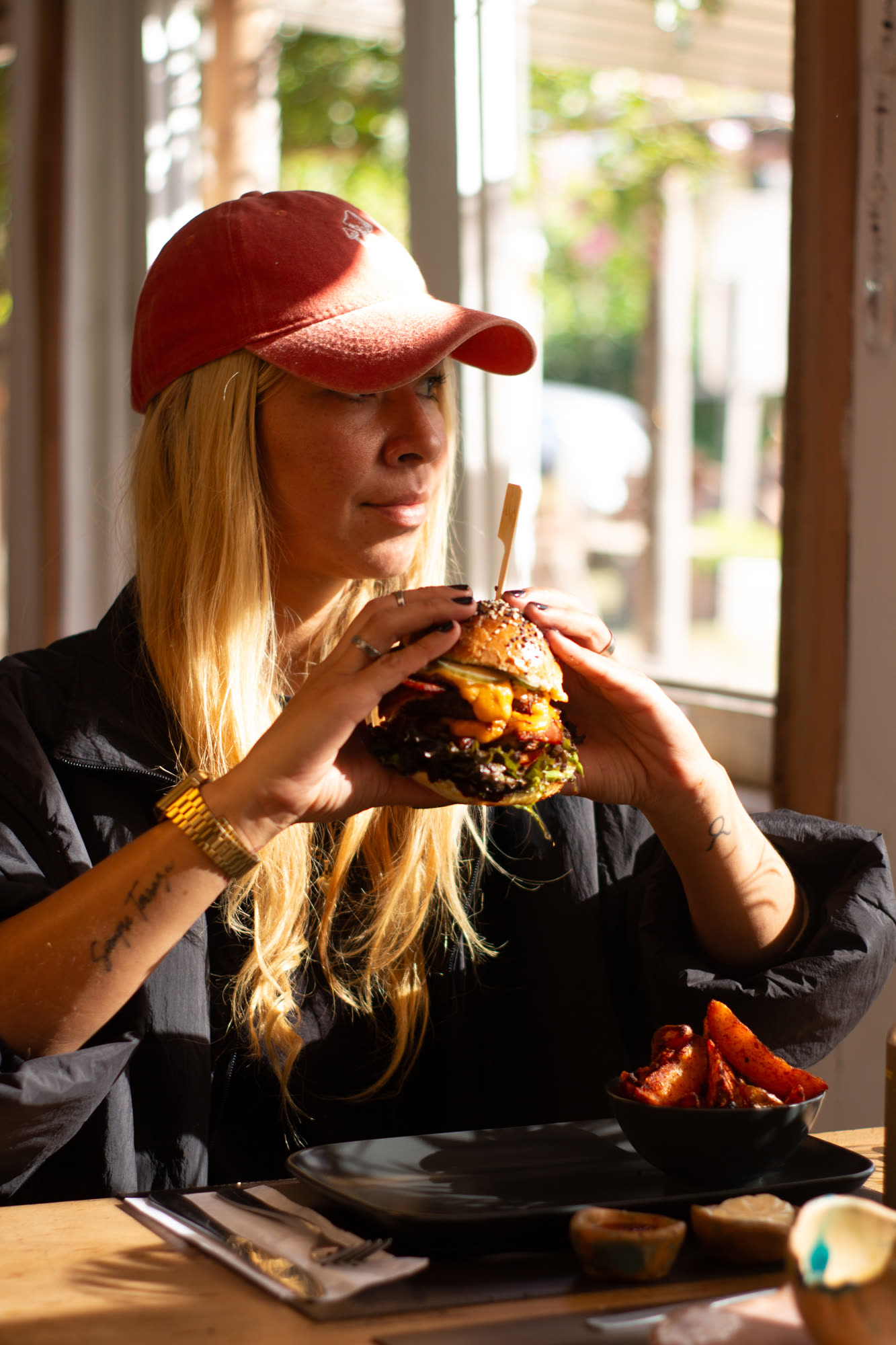 Clienta disfrutando una hamburguesa en Cardamomo
