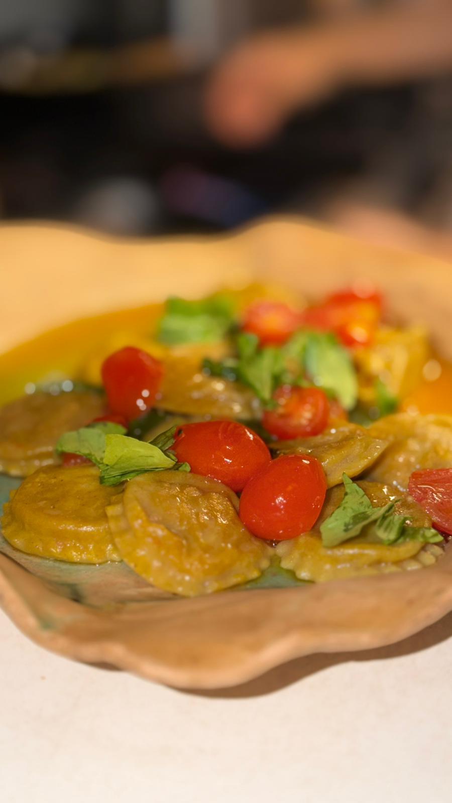 Pasta rellena de zapallo con tomates cherry en Cardamomo