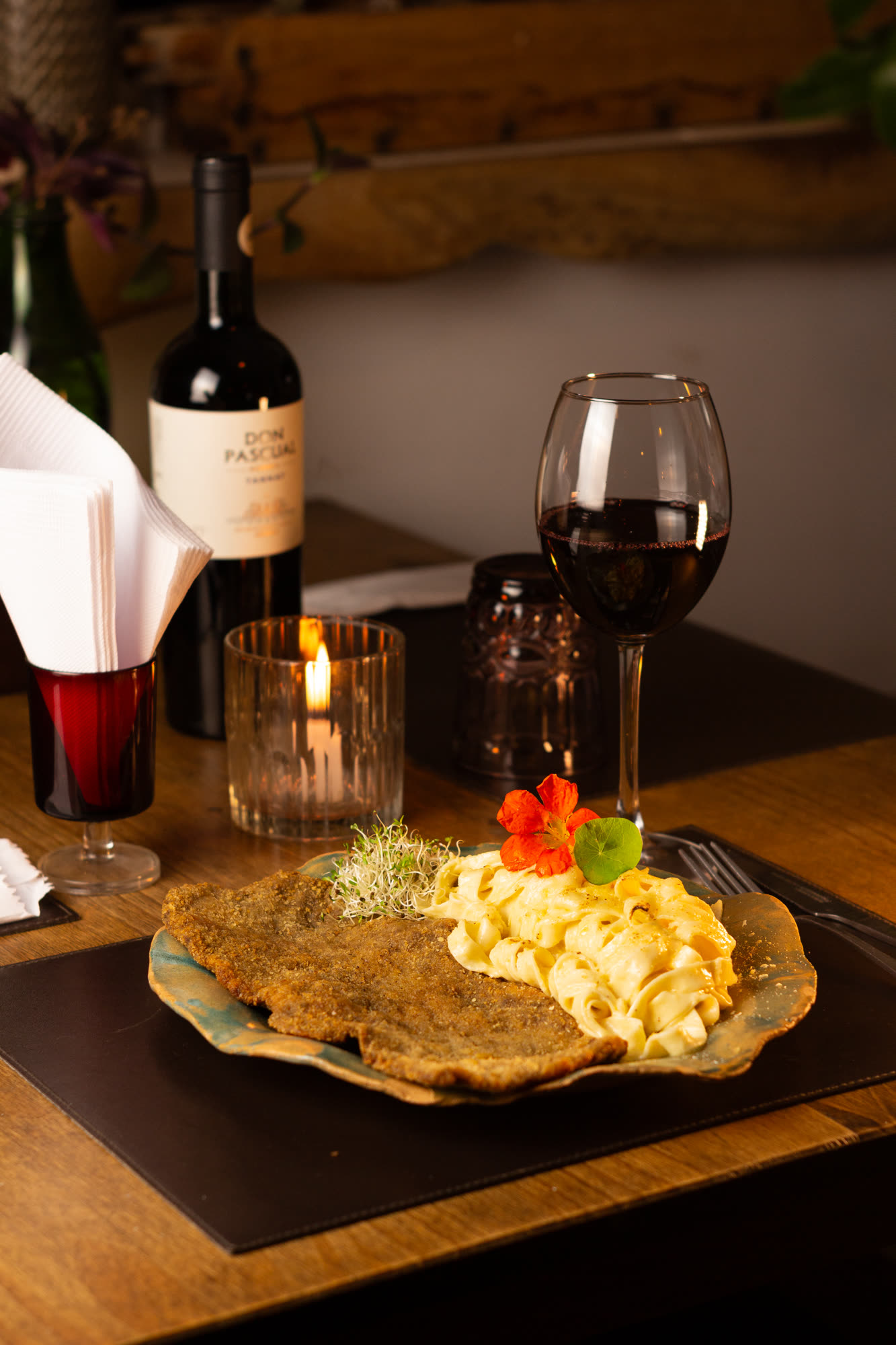 Milanesa con tallarines a la crema en Cardamomo